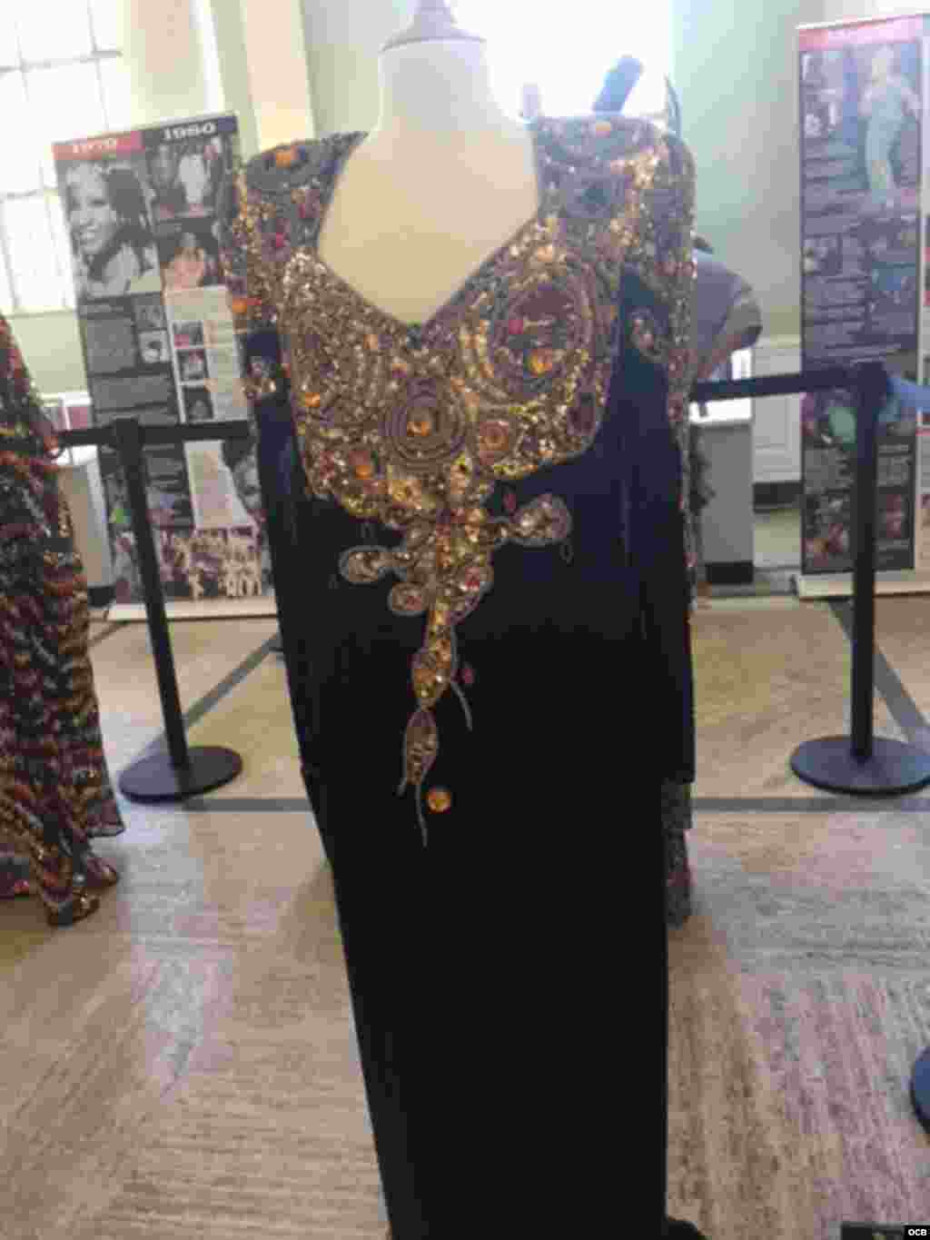 Los vestidos que Celia Cruz lució en sus presentaciones alrededor del mundo forman parte de la exhibición. (Foto: Carmen María Rodríguez)