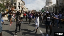 Cubanos protestan contra el gobierno, el 11 de julio, en una calle de La Habana. (Twitter)