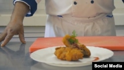 Pollo a la Cordon blue. (Tomado de YouTube).