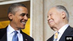 EL EX SENADOR EDWARD WILLIAM BROOKE LA MEDALLA DE ORO DEL CONGRESO