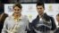 El tenista serbio Novak Djokovic (dcha) y el suizo Roger Federer posan para los fotógrafos tras la final del torneo de tenis de Dubái (Emiratos Árabes Unidos) disputada el sábado 26 de febrero de 2011.