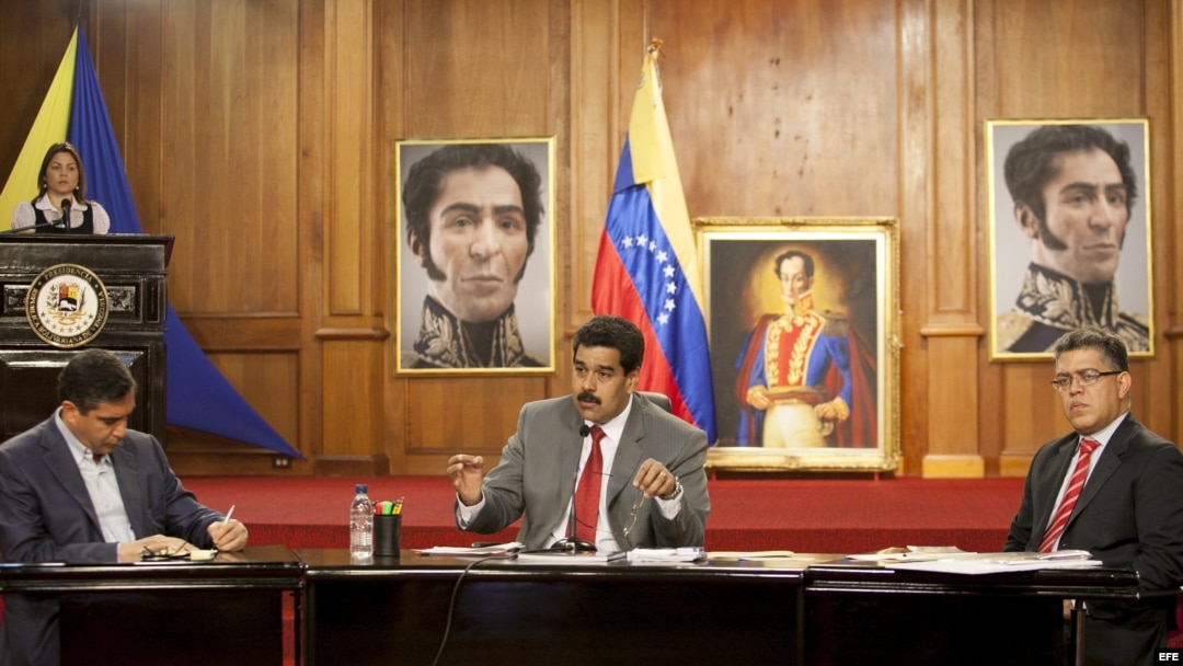 El presidente de Venezuela, Nicolás Maduro junto a su canciller, Elías Jaua (d), en el Palacio de Miraflores en Caracas (Venezuela).