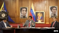 El presidente de Venezuela, Nicolás Maduro junto a su canciller, Elías Jaua (d), en el Palacio de Miraflores en Caracas (Venezuela).