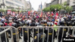 Concentración de personas ante el Congreso de Perú después de que el presidente Pedro Castillo dijera que disolverá el Congreso en Lima.