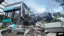 Imagen de un edificio de Bancaribe que colapsó tras un terremoto en Caracas el 24 de junio de 2026.