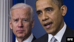 El presidente estadounidense, Barack Obama (d), comparece ante la prensa ante el vicepresidente, Joe Biden (i), en la Casa Blanca en Washington DC, Estados Unidos, para hablar del control de las armas a raíz de la masacre en una escuela de Newtown. , 