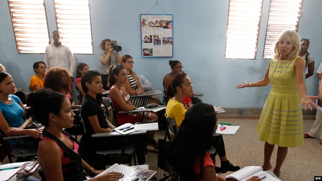 La esposa del vicepresidente Joe Biden, Jill Biden (d), habla a estudiantes cubanos durante una visita a La Habana (Cuba).