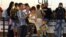 Migrantes cubanos esperan, el pasado 4 de febrero, en el aeropuerto Daniel Oduber de Liberia (Costa Rica).