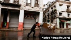 Un cubano arrastra una carretilla con envases plásticos para reciclar en La Habana.REUTERS/Norlys Pérez