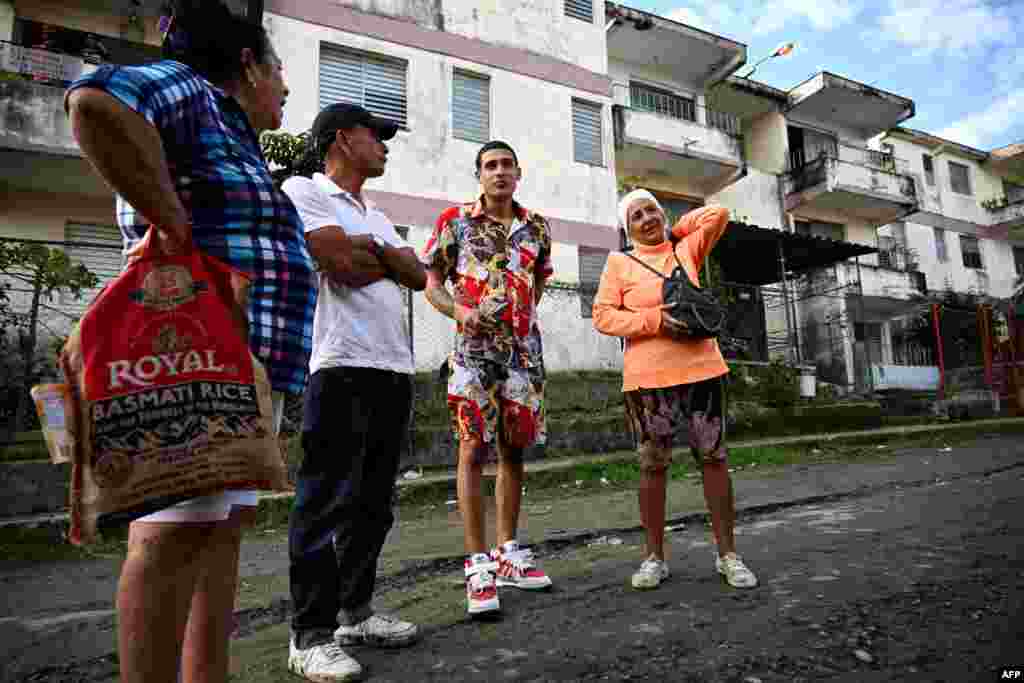 Frank Daniel Roy Sotolongo (2do-I), encarcelado por su participación en las protestas antigubernamentales de julio de 2021, habla con sus familiares después de ser liberado de la prisión en el barrio de Güinera en La Habana el 16 de enero de 2025.