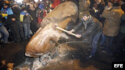 Mandarriazos a la estatura de Lenin derribada en Kiev, Ucrania. 