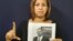 Nelva Ismarays Ortega Tamayo sostiene una foto de su esposo, el líder de UNPACU José Daniel Ferrer, detenido tras las protestas del 11J en Cuba.