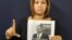 Nelva Ismarays Ortega Tamayo sostiene una foto de su esposo, el líder de UNPACU José Daniel Ferrer, detenido tras las protestas del 11J en Cuba.