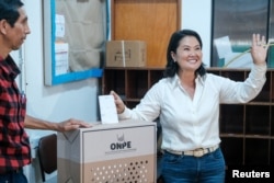 La candidata presidencial de Perú, Keiko Fujimori, saluda mientras emite su voto en un centro de votación durante las elecciones generales, en Lima. Wilfredo Fernandez/Fuerza Popular/ vía REUTERS.