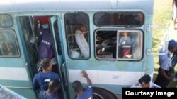 La policía da protección al equipo de Camagüey.