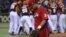 El jugador cubano Jose Abreu pasa delante del equipo holandés, que se encuentra celebrando su victoria tras imponerse a Cuba en el Clásico Mundial de Béisbol disputado en el estadio Tokyo (Japón). 