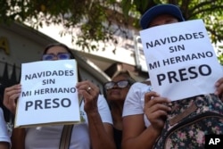 Protestas frente a tribunales del Palacio de Justicia por la liberación de los detenidos tras las protestas contra los resultados de las elecciones presidenciales en Caracas, Venezuela. 07/11/2024. (AP Foto/Ariana Cubillos)