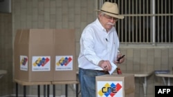 Un hombre vota en las elecciones presidenciales en Caracas el 28 de julio de 2024. (Raúl Arboleda/AFP).