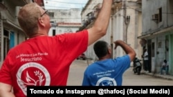 Integrantes del ministerio cristiano "Las manos y los pies de Jesucristo", entregan ayuda en Cuba.