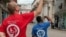 Integrantes del ministerio cristiano "Las manos y los pies de Jesucristo", entregan ayuda en Cuba.