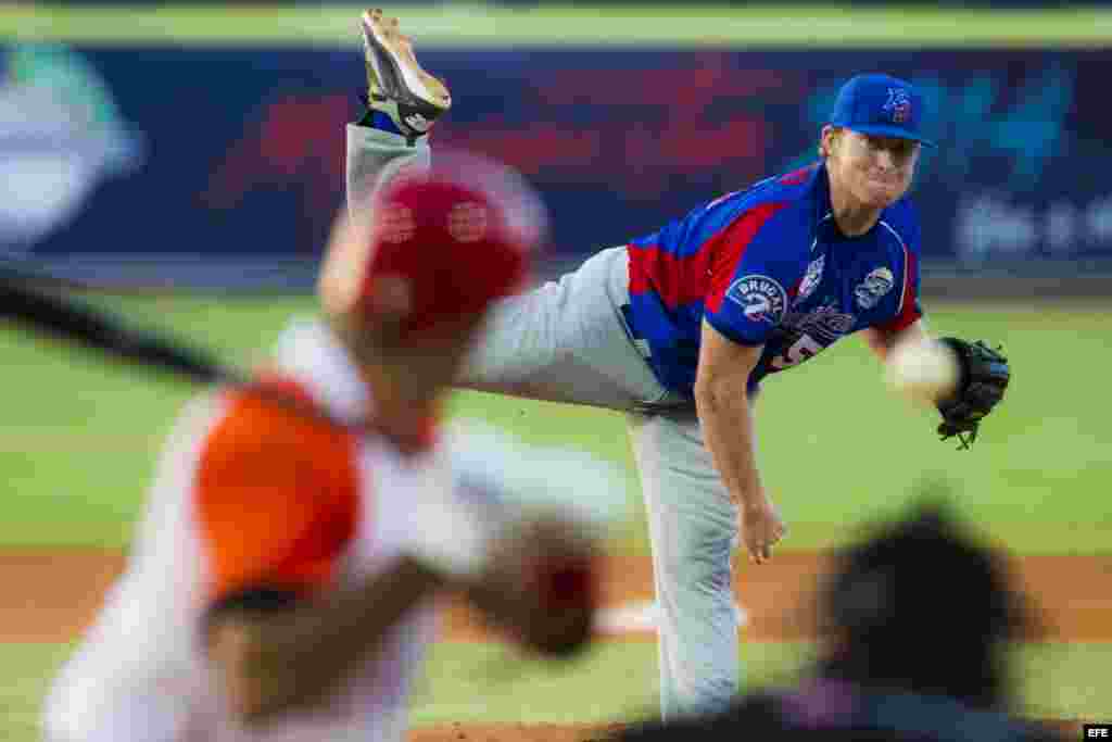 Jhon Leicester, de Tigres del Licey de República Dominicana, lanza una pelota hoy, lunes 3 de febrero de 2014, durante un partido contra Villa Clara de Cuba en el tercer día de la Serie del Caribe 2014, en el Estadio Nueva Esparta, en Margarita (Venezuela).&nbsp;