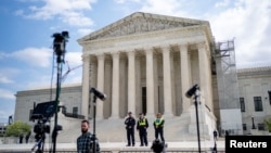 Miembros de los medios de comunicación se establecieron fuera de la Corte Suprema de Estados Unidos mientras los jueces escuchan argumentos sobre el reclamo de inmunidad presidencial del ex presidente Trump, el 25 de abril de 2024. REUTERS/Bonnie Dinero