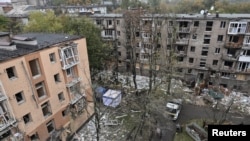 Edificios de apartamentos dañados durante un ataque aéreo ruso, en el marco de la ofensiva de Rusia contra Ucrania, en Zaporiyia, Ucrania, el 17 de octubre de 2026.