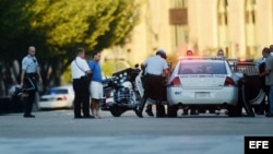 Oficiales del Servicio Secreto detienen a un hombre que lanzó petardos de fuegos artificiales hoy, lunes 16 de septiembre de 2013, frente a la Casa Blanca.