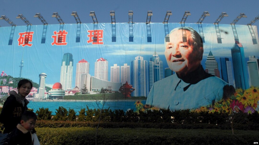 Cartel gigante de Deng Xiaoping en la ciudad de Qingdao (China). 