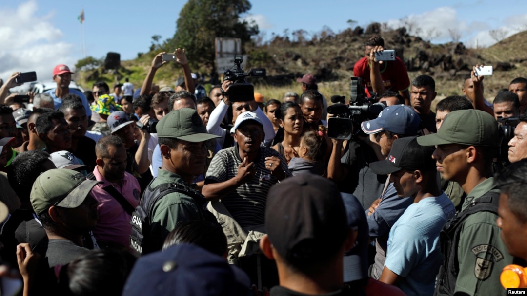Venezolanos tratan de buscar ayuda en Pacaraima, Roraima, cruce fronterizo con Venezuela.