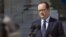 El presidente francés, François Hollande, se dirige a los medios de comunicación momentos después de un consejo de ministros extraordinario por el caso del avión Air Algeria.