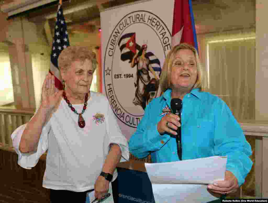 Livia Alonso (izq.), toma juramento como presidenta de la Junta de Directores de Herencia Cubana. A su lado, la congresista Ileana Ros-Lehtinen