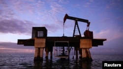 Una bomba de extracción de petróleo en el lago de Maracaibo, en Cabimas, Venezuela.(REUTERS)
