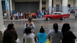 Habaneros hacen fila frente a un comercio que vende productos en dólares. REUTERS/Stringer