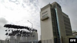 Vista del edificio de la Sección de Intereses de EE.UU. en Cuba (SINA) ubicado en el malecón habanero. 