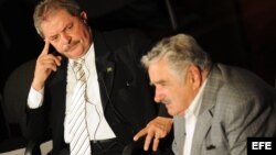 El presidente de Uruguay, José Mujica (d), y el expresidente de Brasil Luiz Inácio Lula da Silva, participan el jueves, en Montevideo, en el debate "¿Transformaciones en riesgo?".