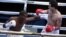 Leodán Núñez, boxeador de los Domadores de Cuba, combate con el ruso Ovik Ogannisian.