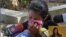La esposa del chófer de la Embajada de Cuba asesinado habla para los medios de comunicación.