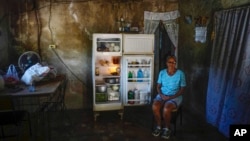 FOTO ARCHIVO. Rosa López posa junto a su refrigerador antes de preparar una comida para sus nietos, en Mariel, Cuba, el 18 de mayo de 2023. Foto AP/Ramón Espinosa