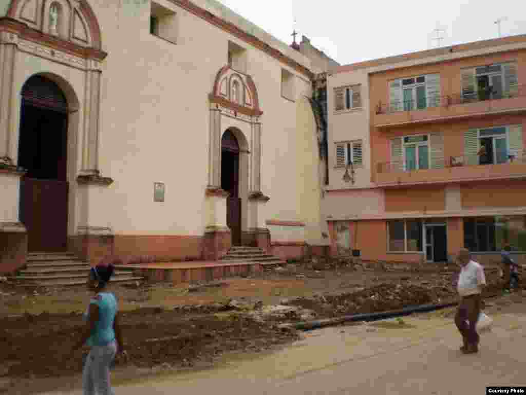 Recorrido por la ciudad de Camagüey . Entrada lateral al convento La Merced.