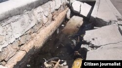 Partes del muro rotas y repletas de desperdicios.