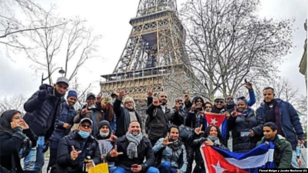 Exiliados cubanos tras una manifestación frente a la Embajada de Cuba en París