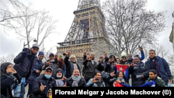 Exiliados cubanos tras una manifestación frente a la Embajada de Cuba en París