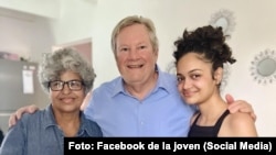 Jefe de la misión de EEUU en Cuba, Mike Hammer, visitó a la creadora de contenido Anna Sofía Benítez Silvente y su madre, Caridad Silvente
