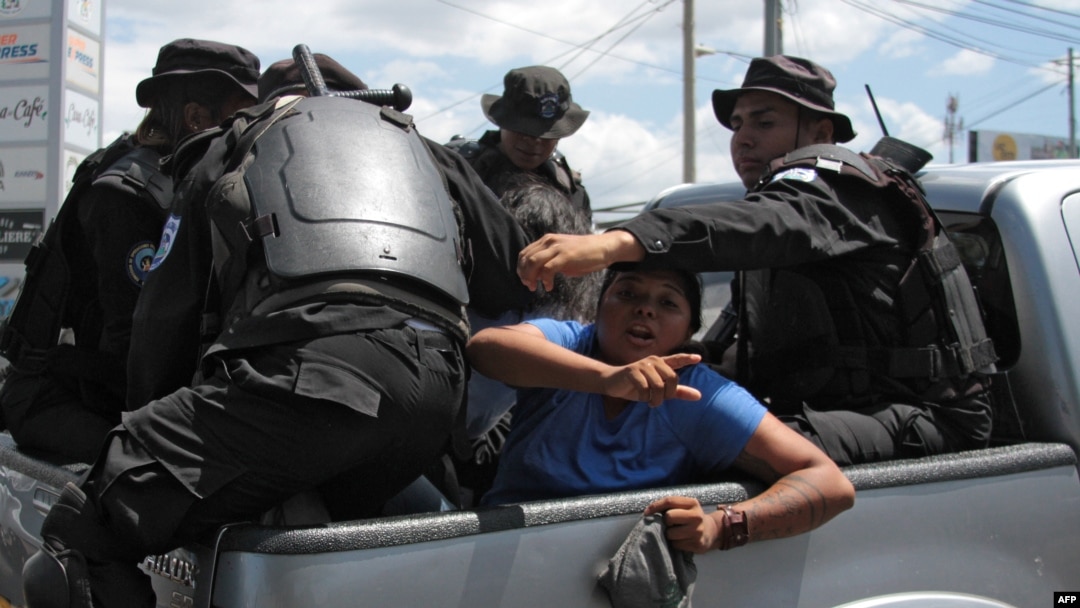 Una mujer detenida por participar en la marcha del 16 de marzo que exigía la liberación de los presos políticos en Nicaragua.