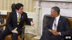 El presidente estadounidense Barack Obama (d) conversa con el primer ministro japonés Shinzo Abe (i) en el despacho Oval de la Casa Blanca, Washington, Estados Unidos hoy 22 de febrero de 2013. EFE
