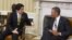 El presidente estadounidense Barack Obama (d) conversa con el primer ministro japonés Shinzo Abe (i) en el despacho Oval de la Casa Blanca, Washington, Estados Unidos hoy 22 de febrero de 2013. EFE