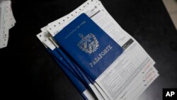 Foto Archivo. Pasaportes cubanos. (AP Photo/Moises Castillo)