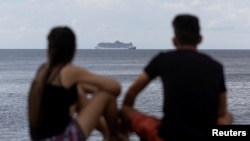 Una pareja observa un crucero navegando frente al Malecón, de La Habana el 22 de septiembre de 2026. REUTERS/Ricardo Arduengo 