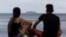 Una pareja observa un crucero navegando frente al Malecón, de La Habana el 22 de septiembre de 2026. REUTERS/Ricardo Arduengo 